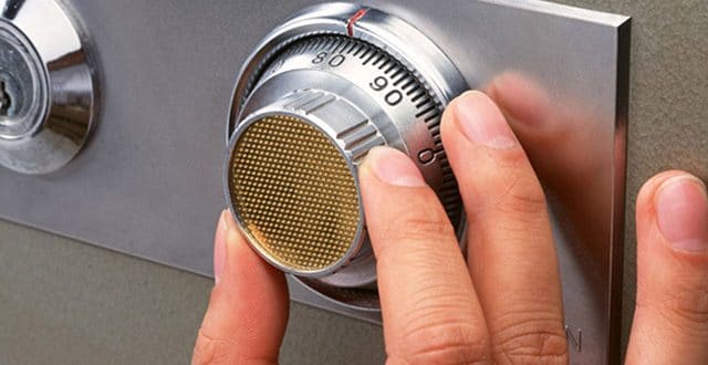 Cách mở két sắt 4 số đơn giản và nhanh chóng