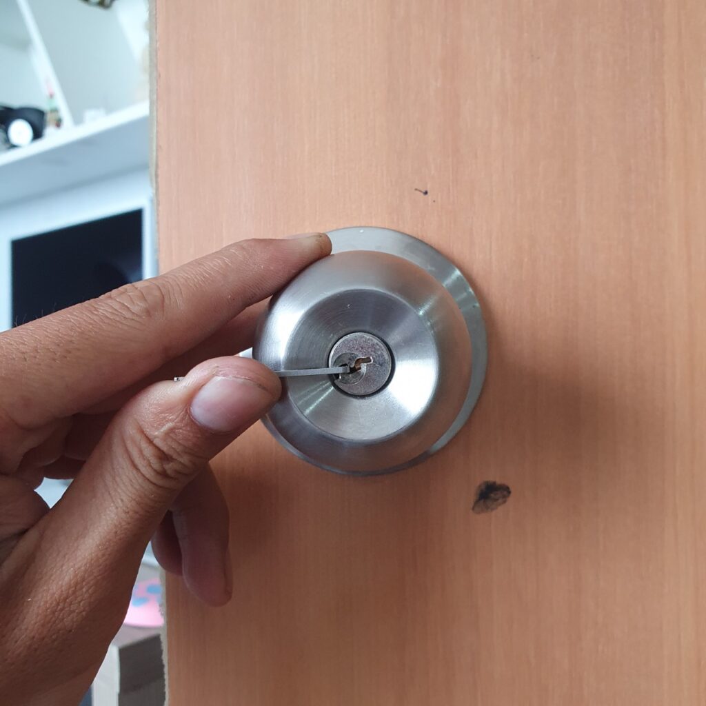 Sửa khoá tay nắm tròn